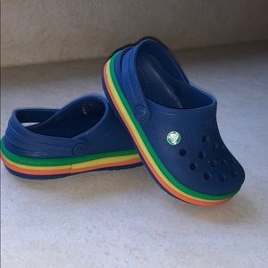Toddler size 7 navy and striped Crocs